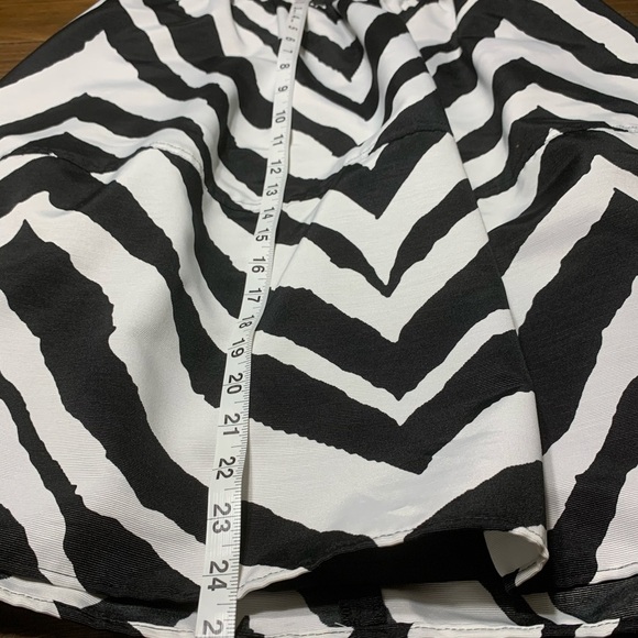 EXPRESS Zebra Print Midi Skirt with pockets - Picture 6 of 8